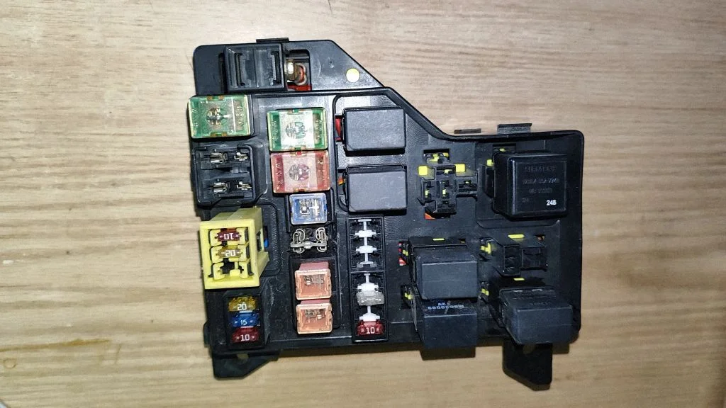 Fuse box set – Mitsubishi Carisma (1996-1999)
