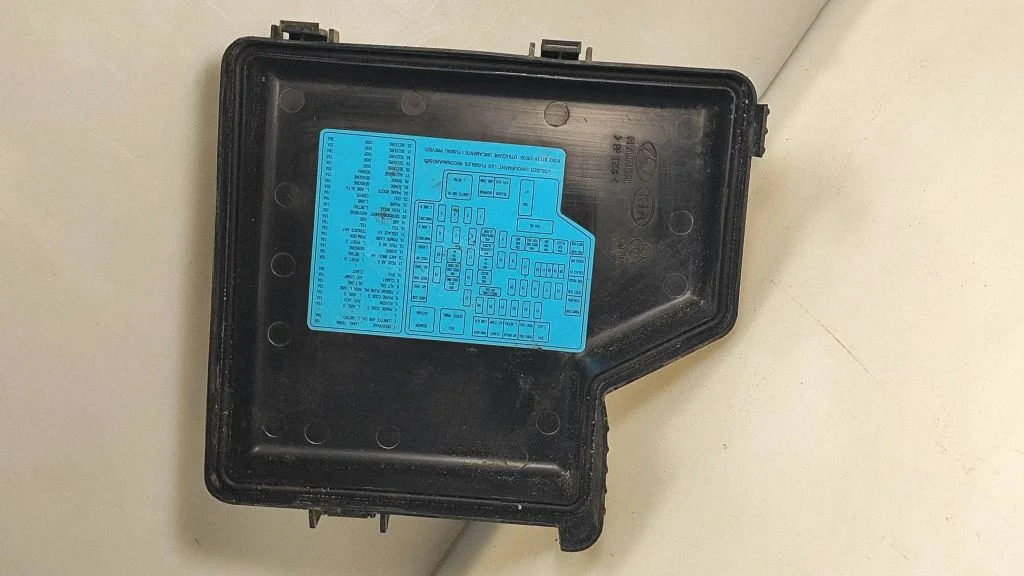 Fuse box cover – Hyundai Santa Fe (2006-2012)