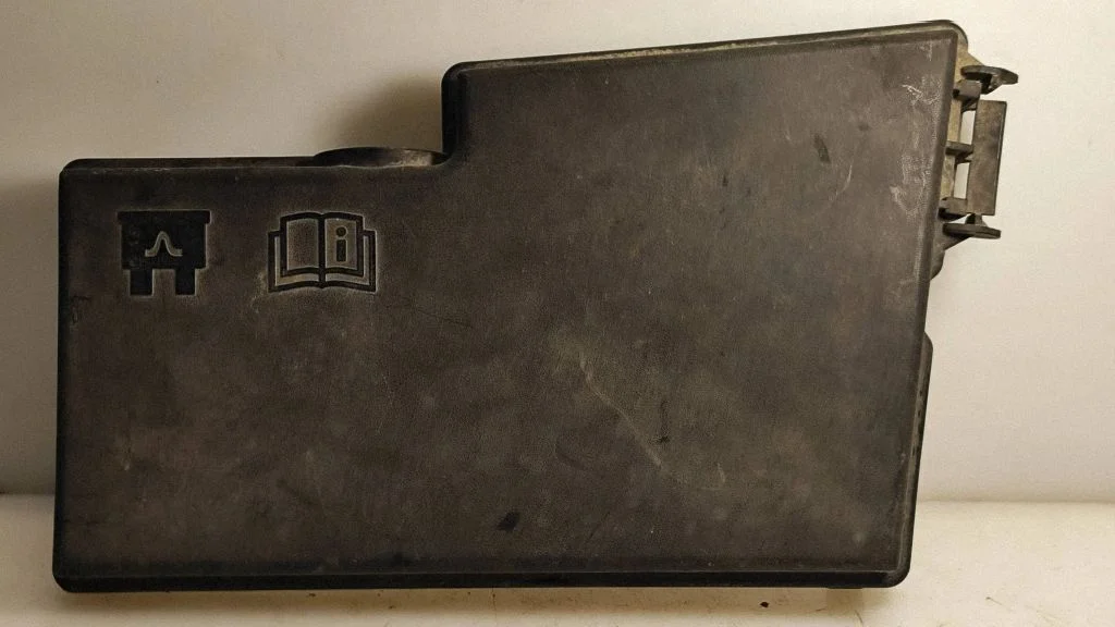Fuse box cover – Volvo S40 (2004-2007)