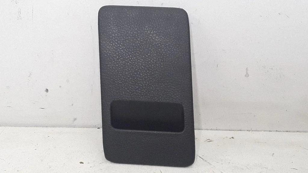 Fuse box cover – Subaru Legacy (2004-2006)