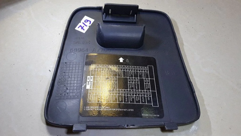 Fuse box cover – Nissan Primera (2002-2007)