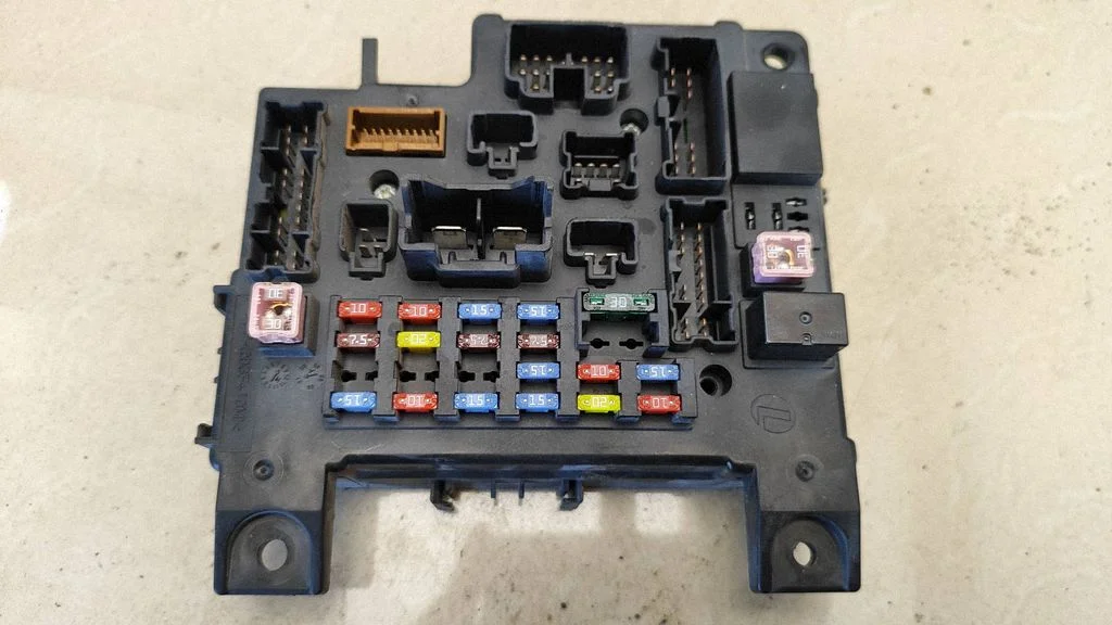 Drošinātāju bloks 8637A318