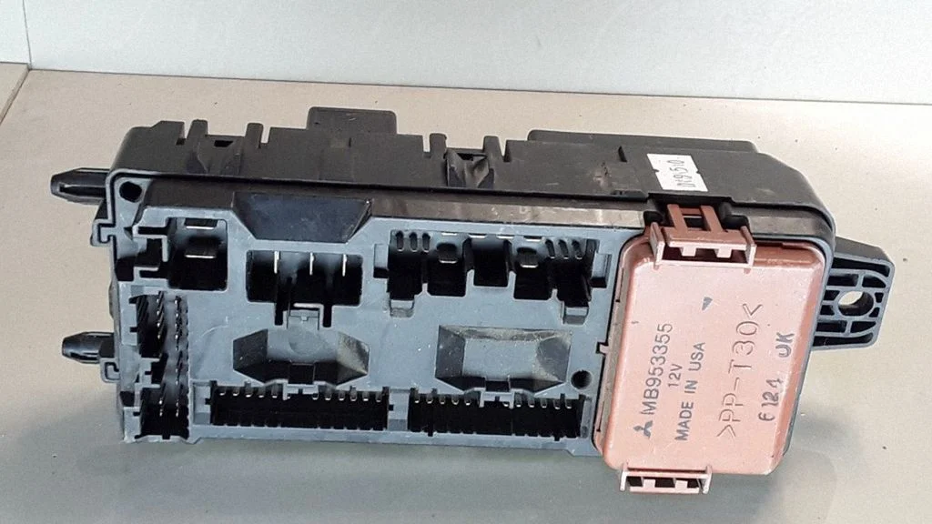 Drošinātāju bloks MB953355