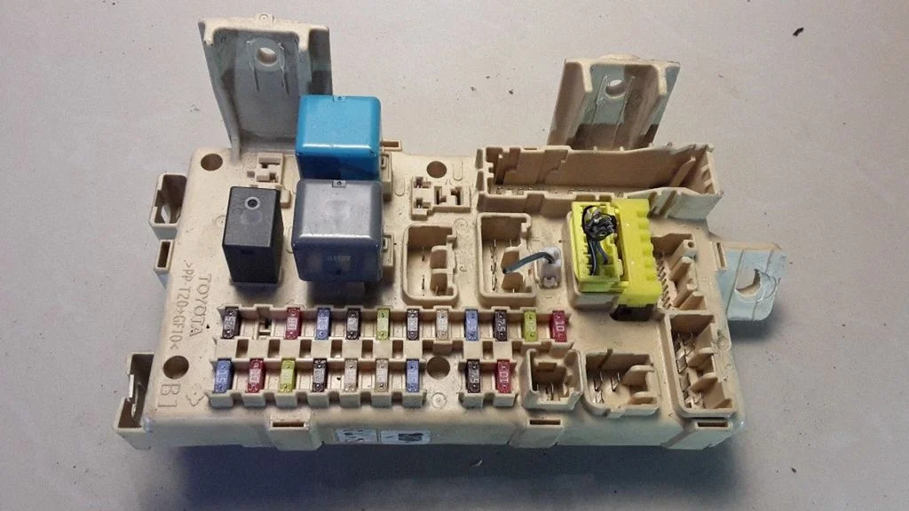Fuse module – Toyota Avensis T250 (2006-2009)