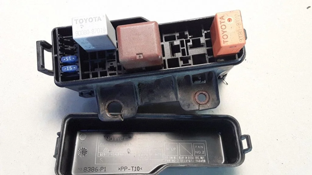 Fuse module – Toyota Avensis T250 (2006-2009)