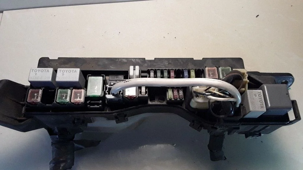 Fuse module – Toyota Avensis T250 (2006-2009)