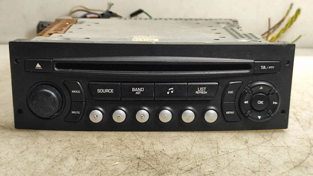 Radio/CD/DVD/GPS head unit 96639629XT