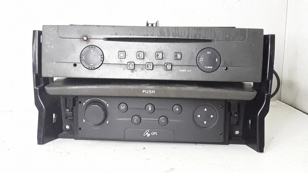 Radio, odtwarzacz CD/DVD, nawigacja 8200057668A