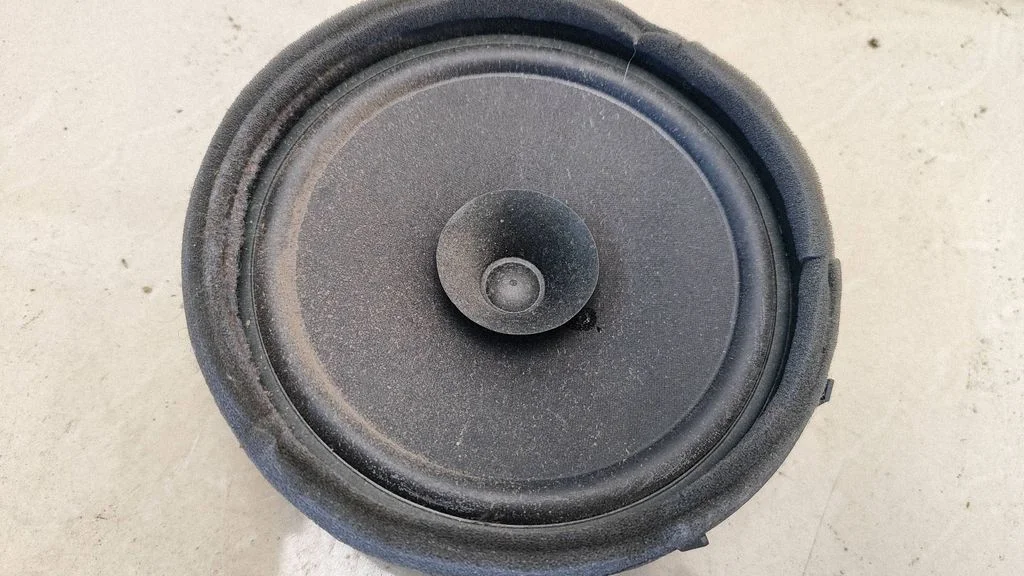 Skaļrunis (-ņi) priekšējās durvīs 8720A017