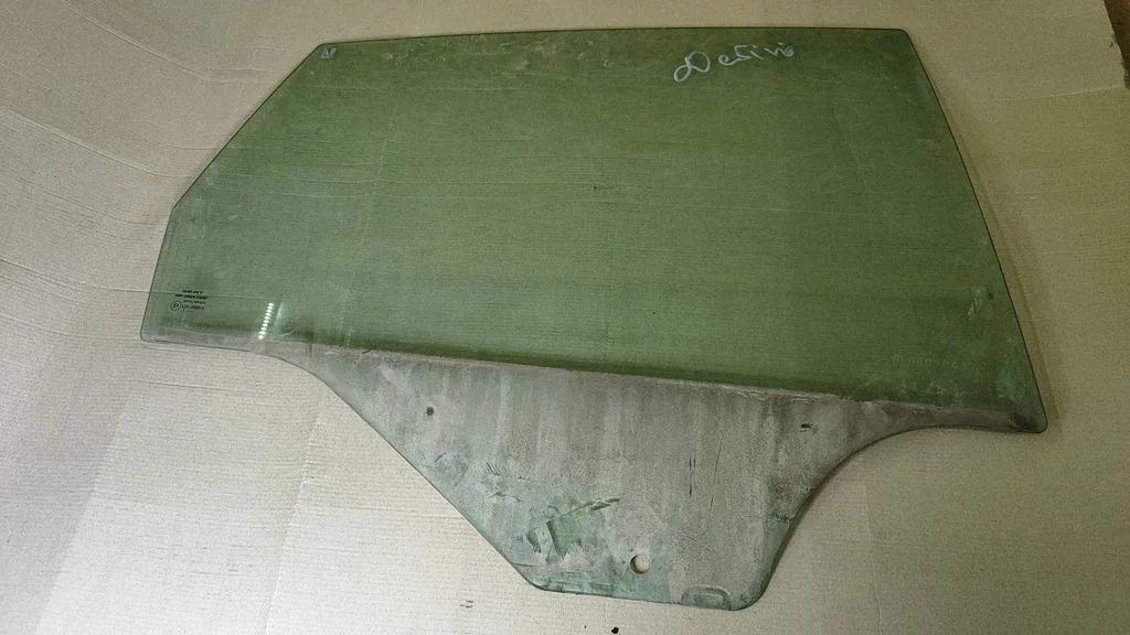 Rear side window 43R000015