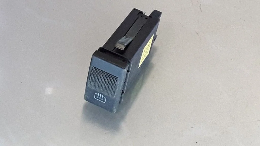 Przełącznik ogrzewania szyby – Audi A4 S4 B5 8D (1994-1999)
