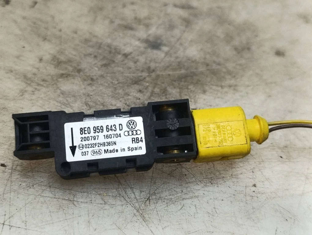 Drošības spilvenu trieciena sensors 8E0959643D