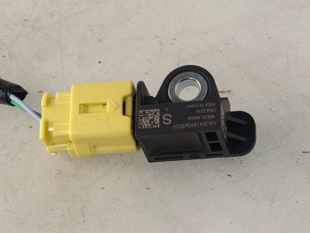 Airbag deployment crash/impact sensor 988303RA0A – Renault Kadjar (2015-)
