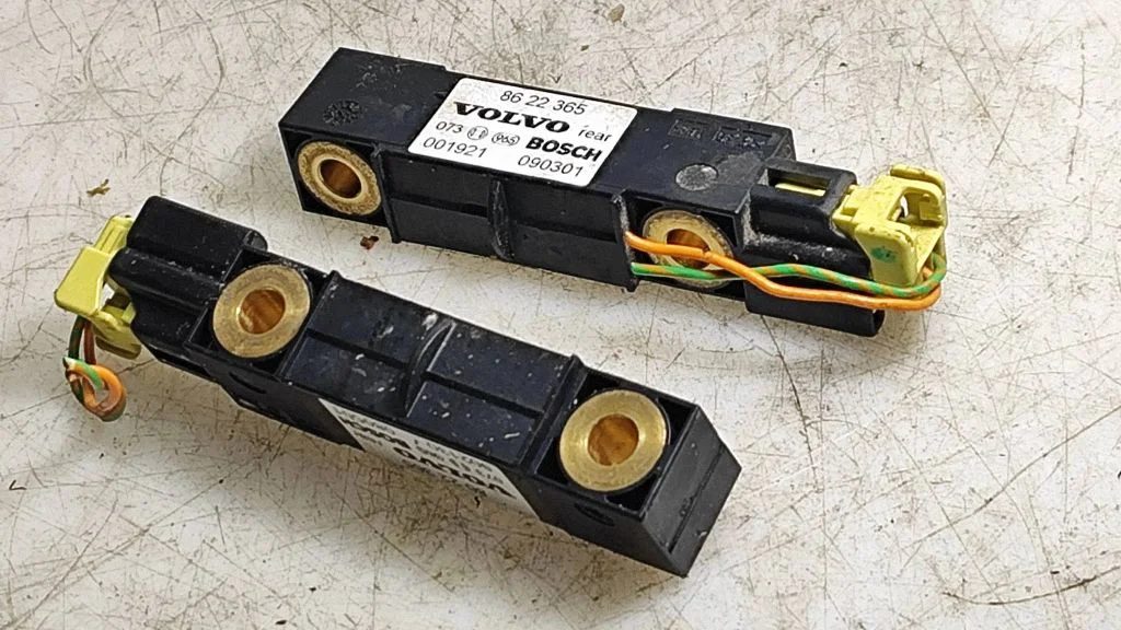 Airbag deployment crash/impact sensor 8622365