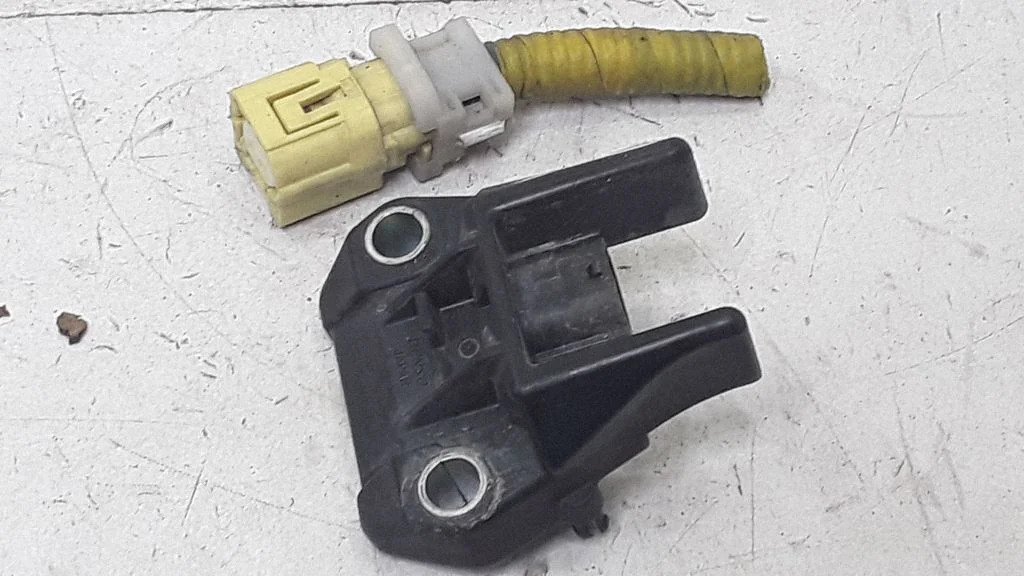 Airbag deployment crash/impact sensor 98231AG000
