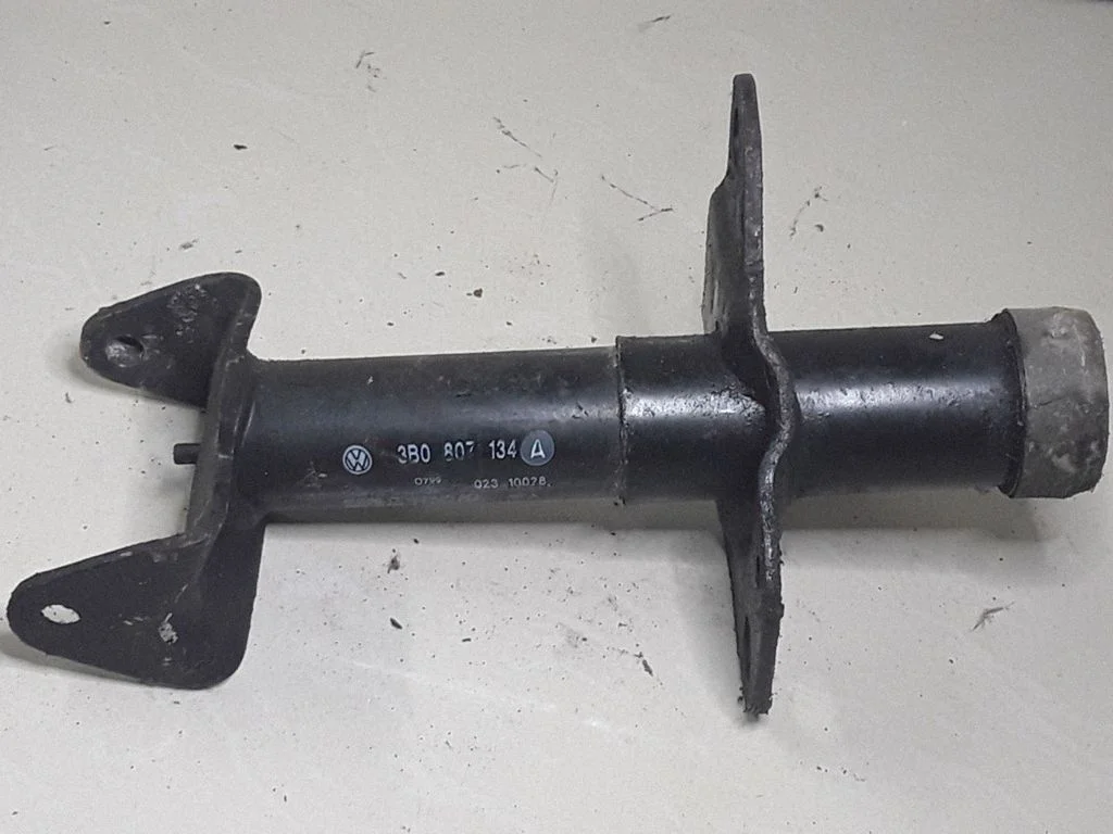 Front bumper shock/impact absorber – Volkswagen Passat B5 (1997-2000)
