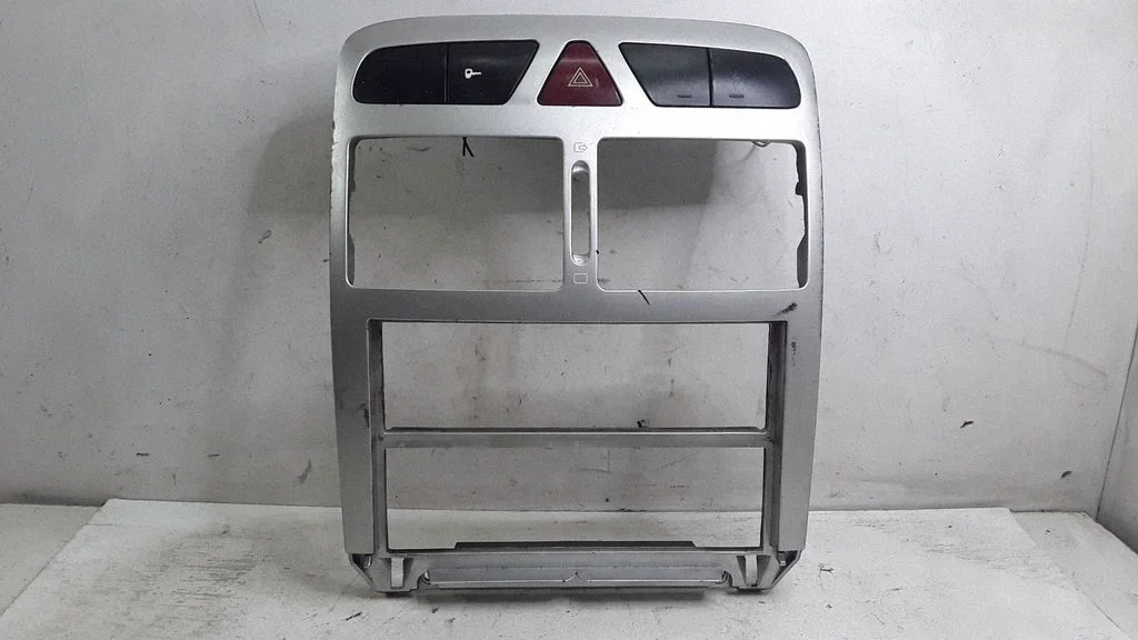 Radio/GPS head unit trim 9634505077 – Peugeot 307 (2001-2005)