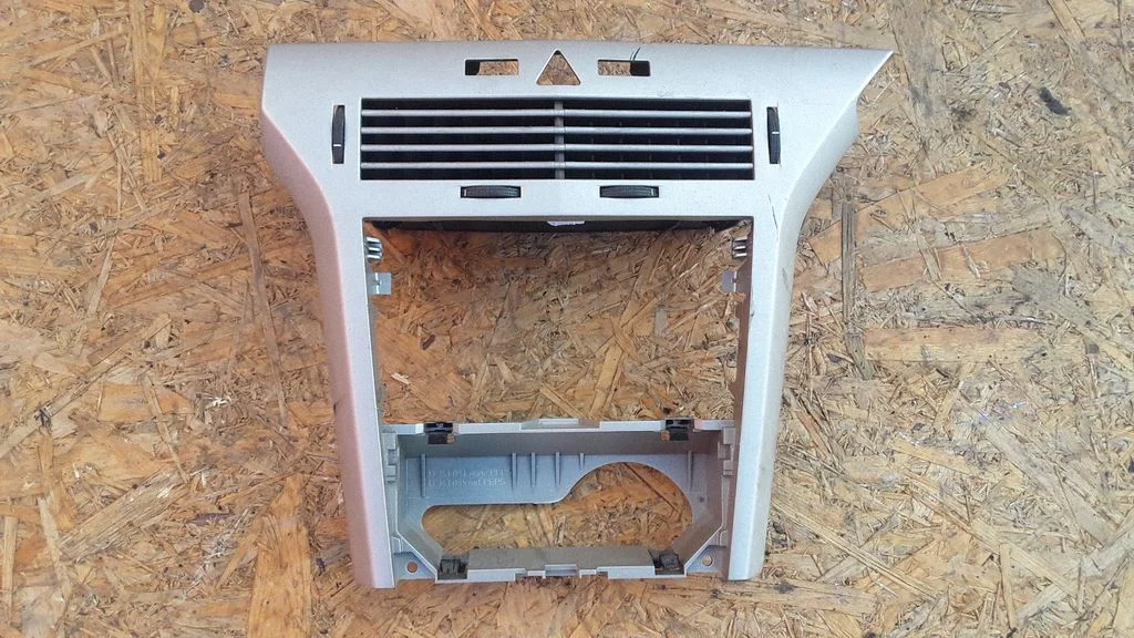 Radio/GPS head unit trim 13141091