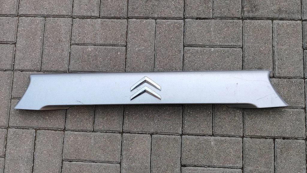 Aizmugurējā vāka apdare 5817A064