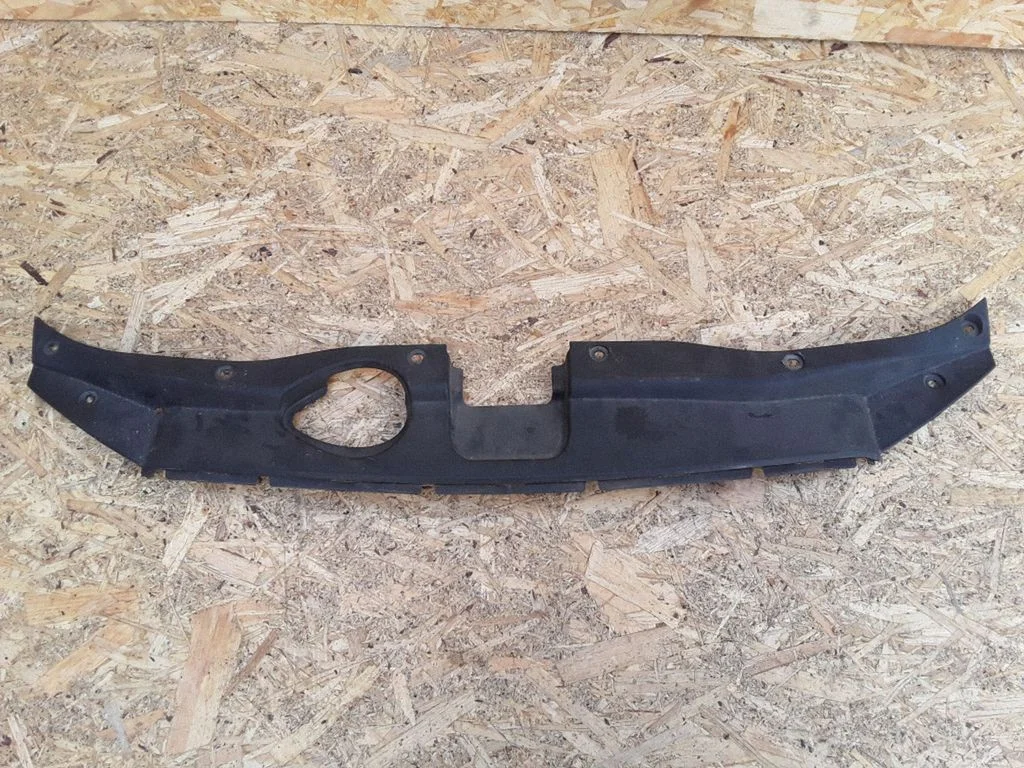 Radiatoru paneļa augšējā daļa 863532B000