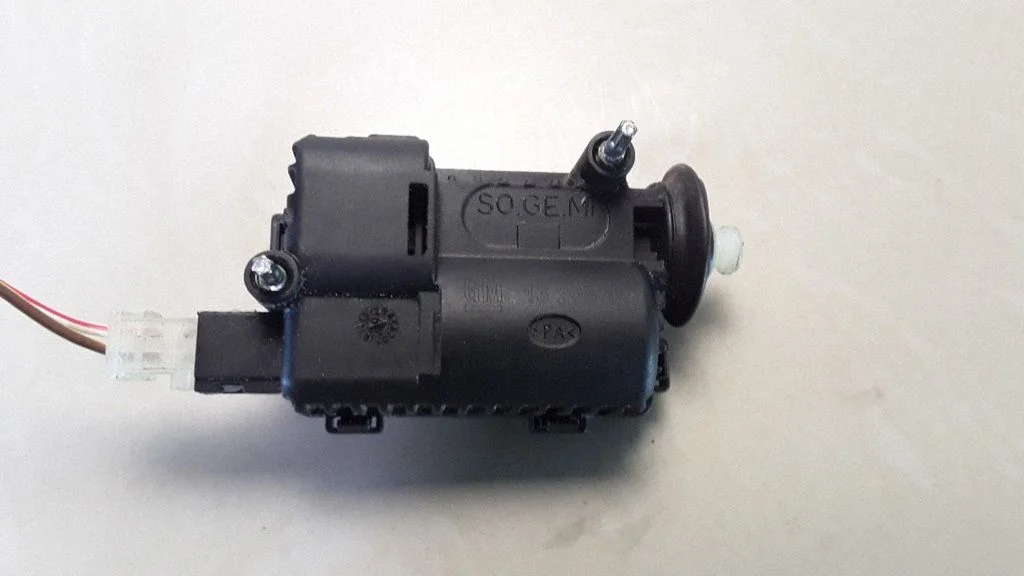Central locking motor – Opel Corsa D (2006-2014)