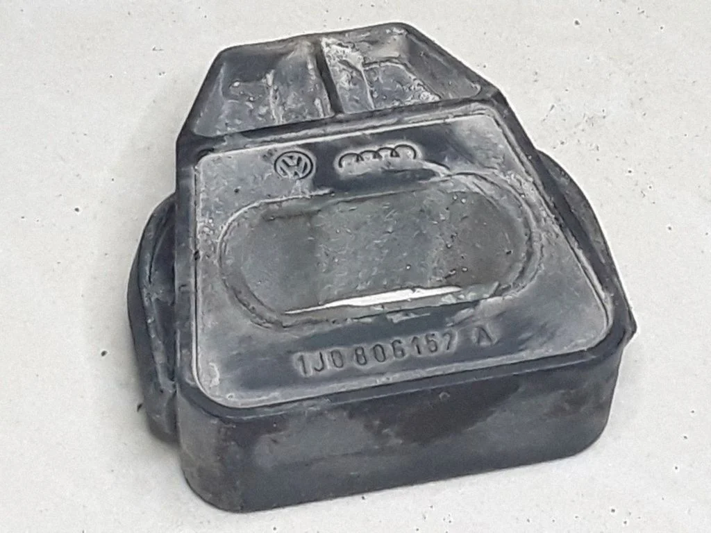 Radiator mount bracket – Volkswagen Golf IV (1998-2005)