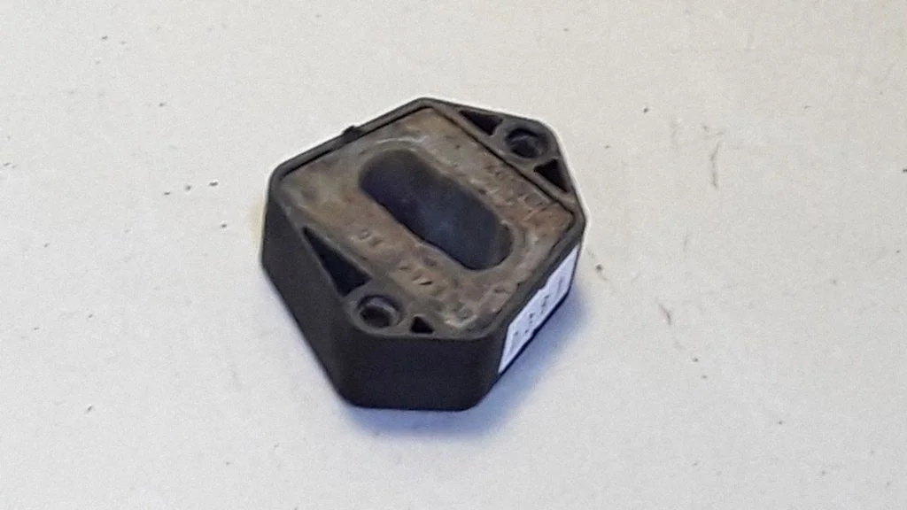 Radiator mount bracket 1J0906157A
