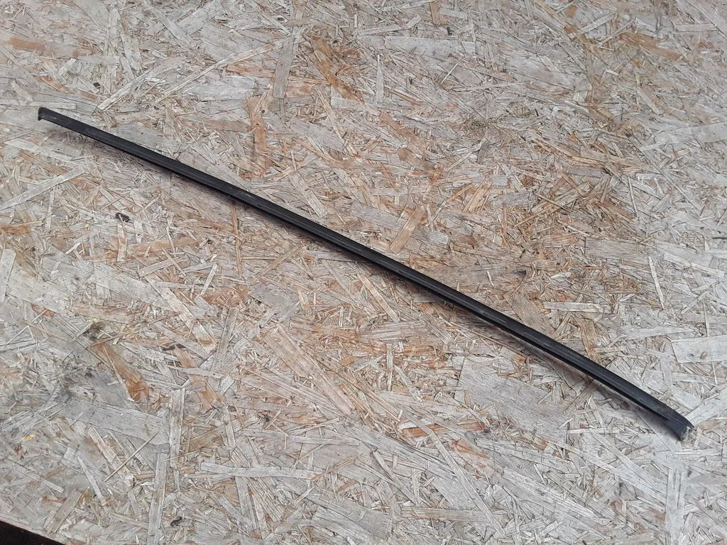 Listwa szyby przedniej – Volkswagen Passat B5.5 (2001-2005)