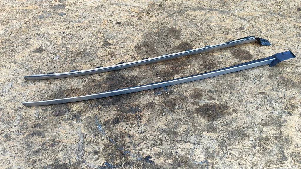 Windshield trim 000076556