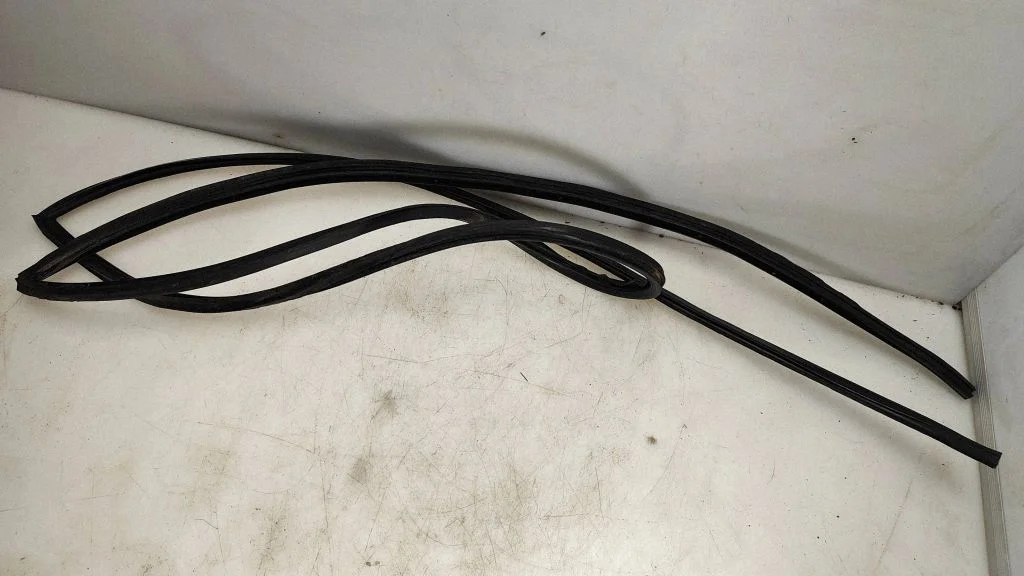 Listwa szyby przedniej – Toyota Avensis T250 (2006-2009)
