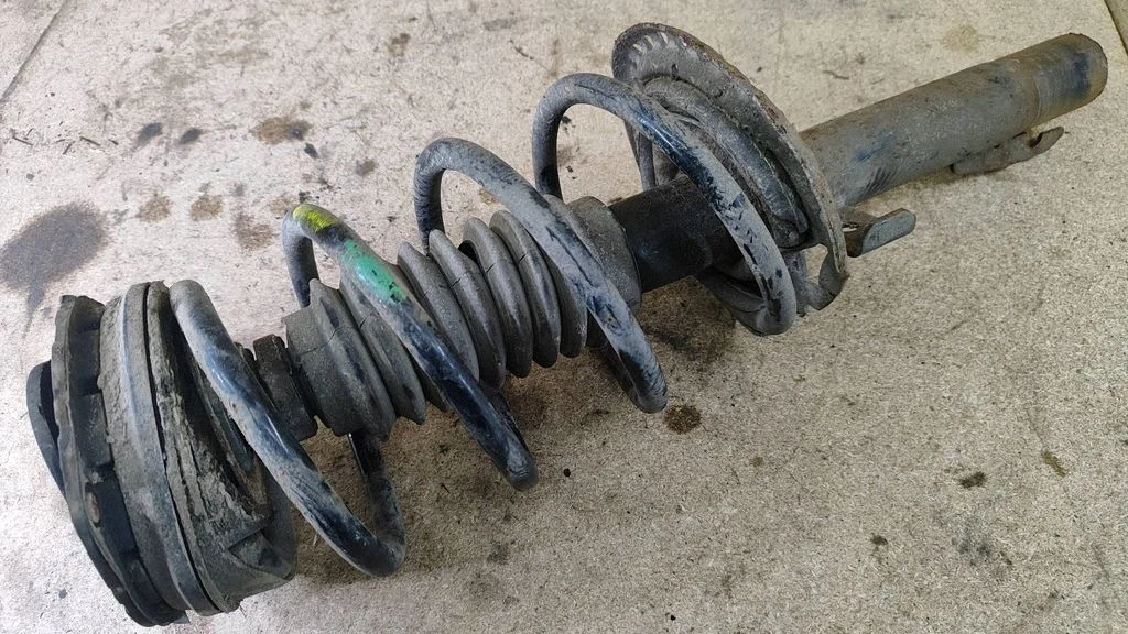 Front shock absorber with coil spring