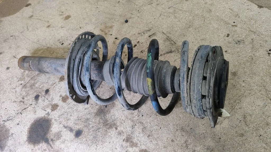 Front shock absorber with coil spring