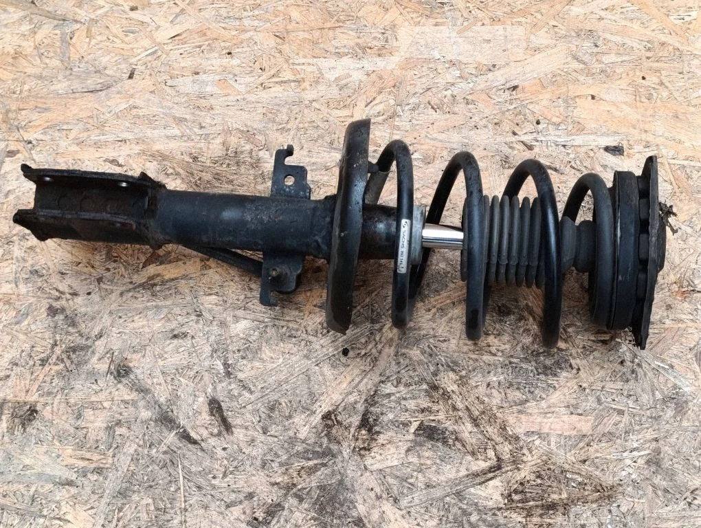 Front shock absorber with coil spring 543022646R