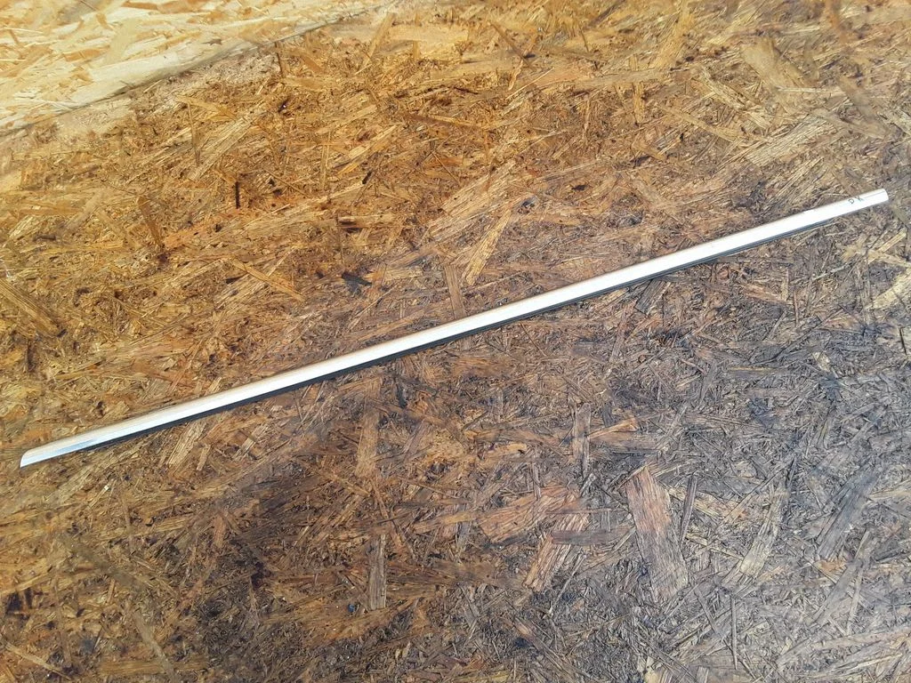 Front door glass trim molding 3C4837475