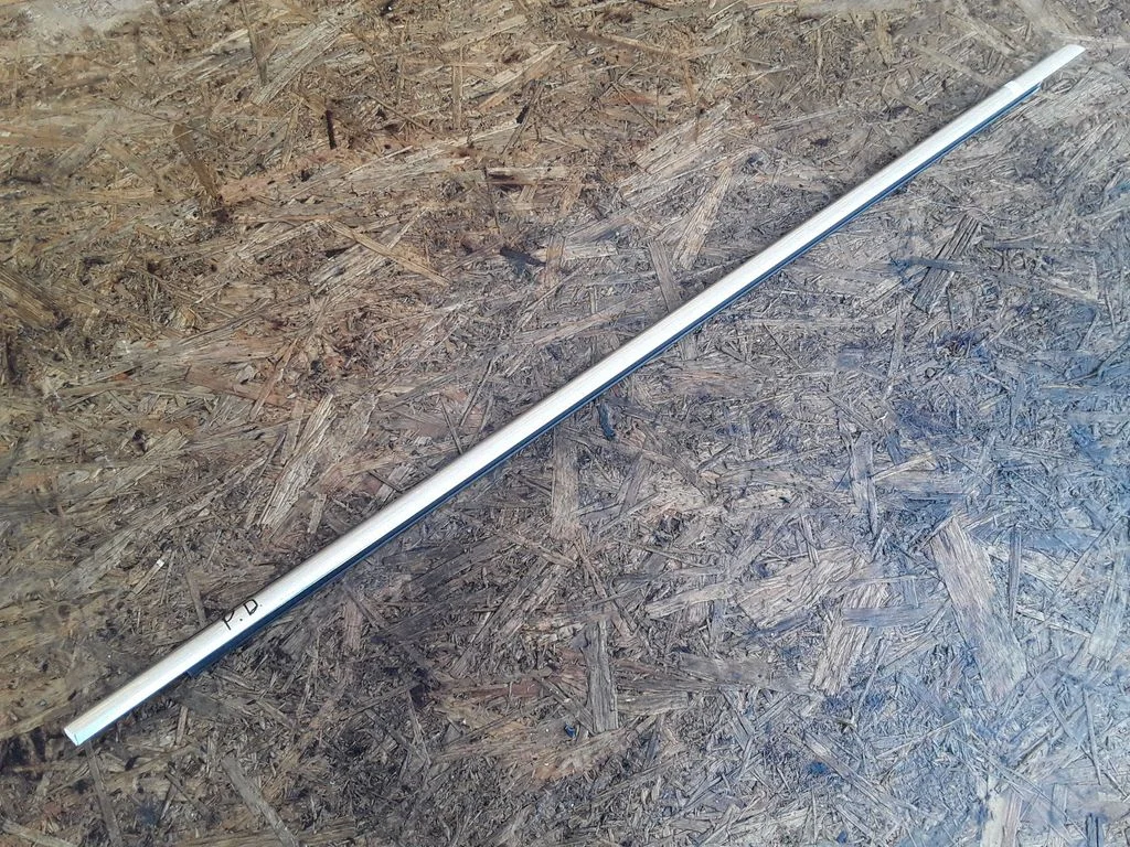 Front door glass trim molding 3C4837476