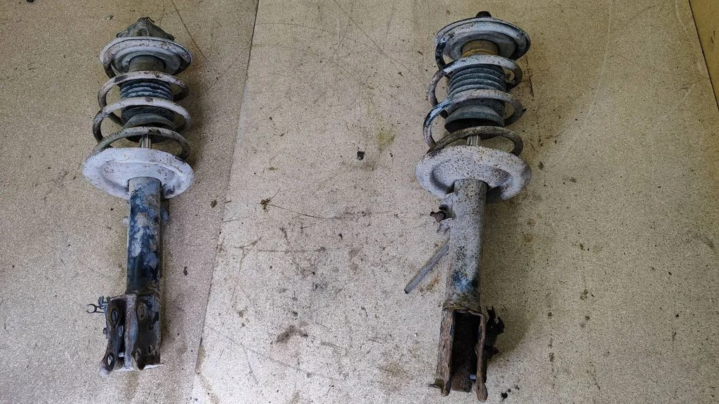 Front shock absorber with coil spring