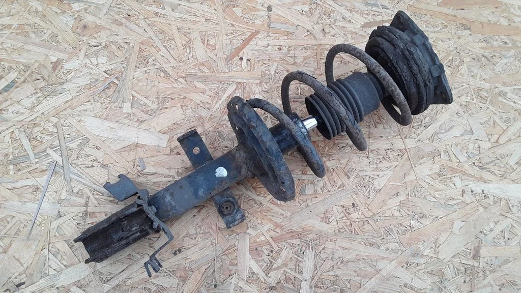 Front shock absorber with coil spring
