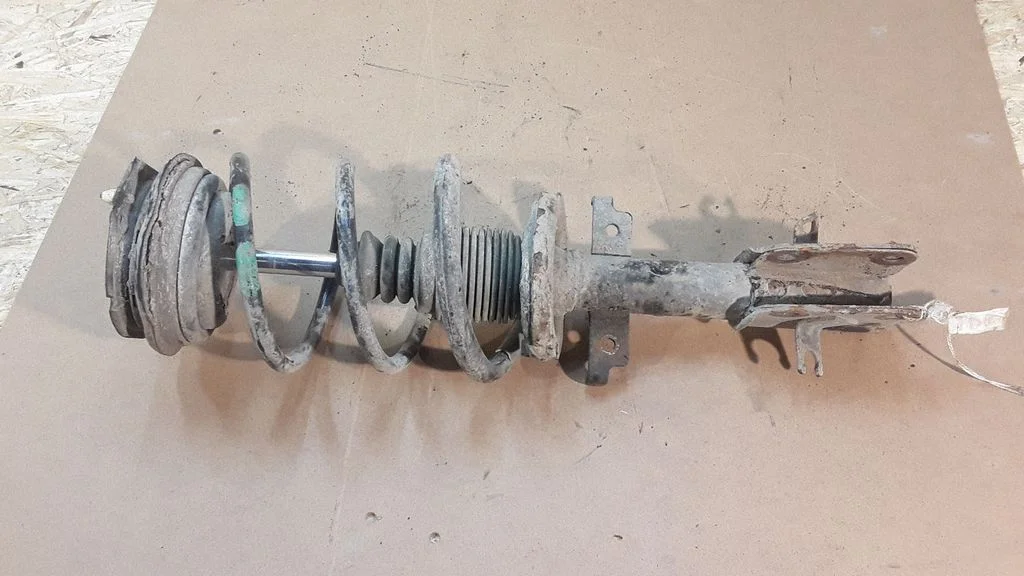 Front shock absorber with coil spring