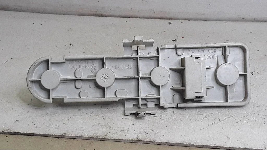 Pokrywa oprawki lampy tylnej – Audi A4 S4 B5 8D (1994-1999)