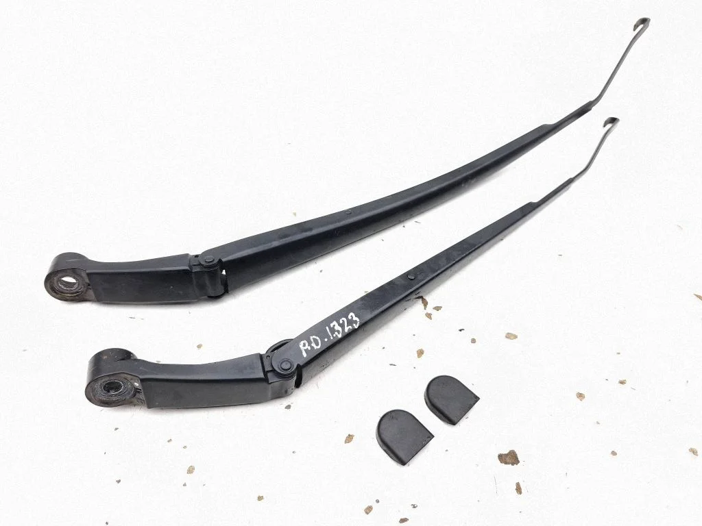 Front wiper blade arm