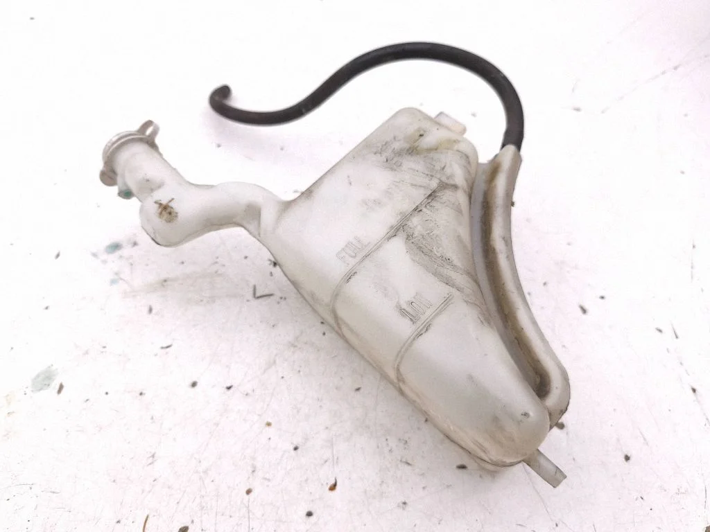 Klaasipesuvedeliku paak – Mitsubishi Outlander (2013-2021)