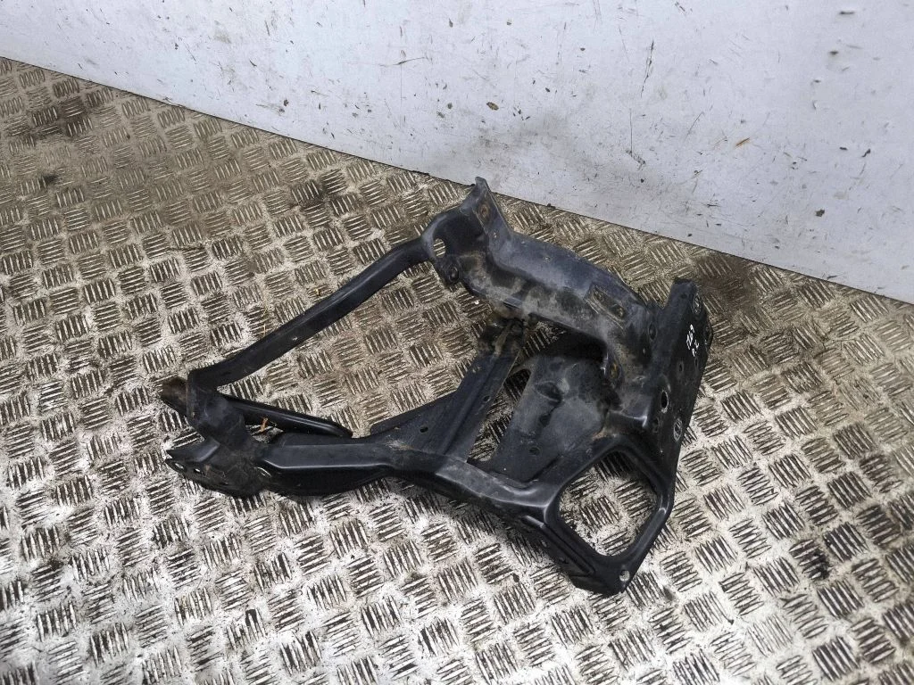 Headlight/headlamp mounting bracket – left