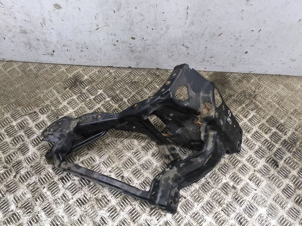 Headlight/headlamp mounting bracket – right