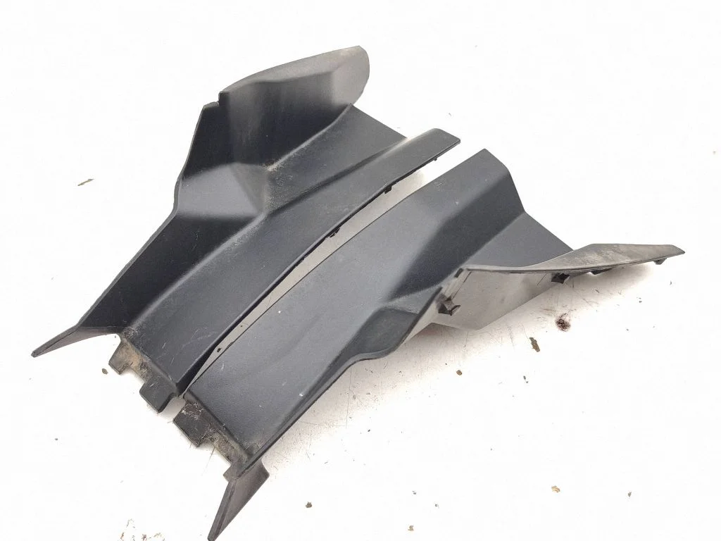 Rear/tail light trim molding 81498F4050