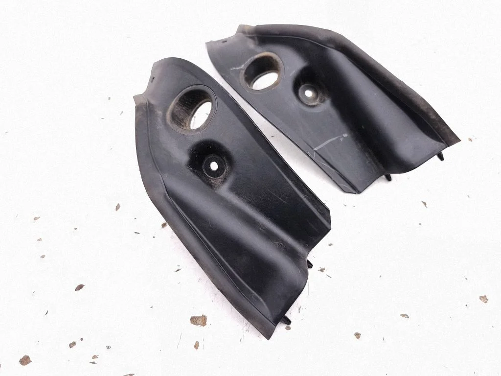Rear/tail light trim molding 5A31042