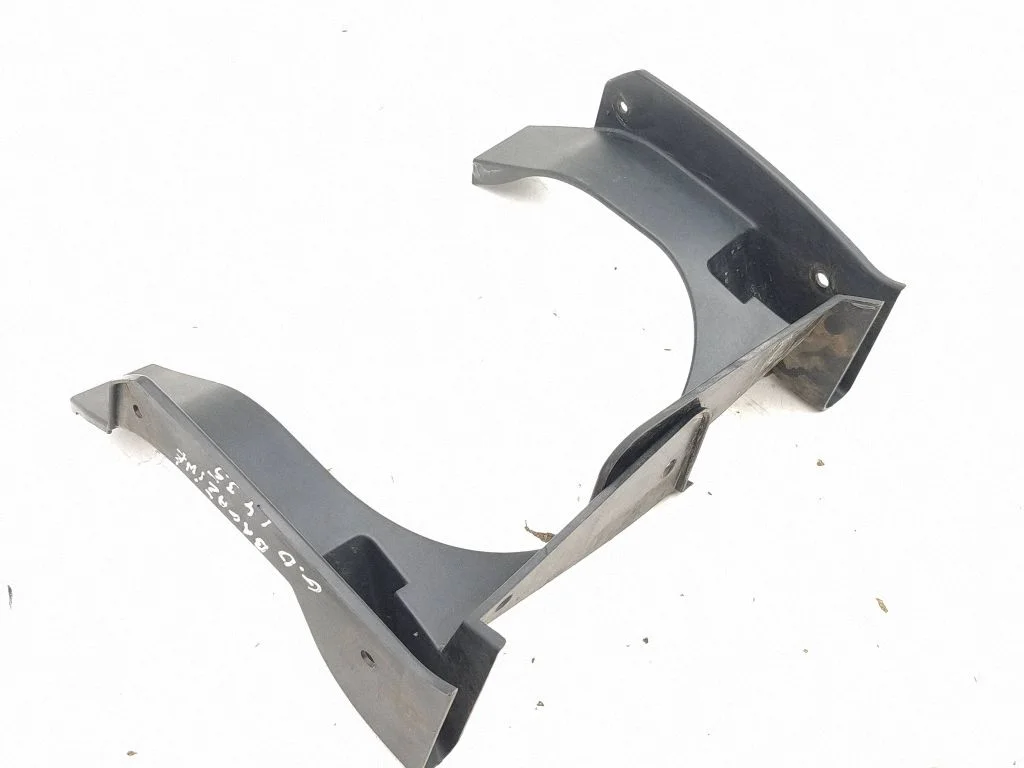 Rear/tail light trim molding 6415A016