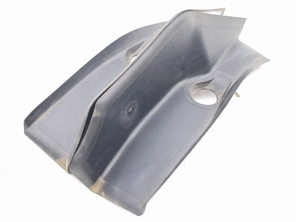 Rear/tail light trim molding 9491490