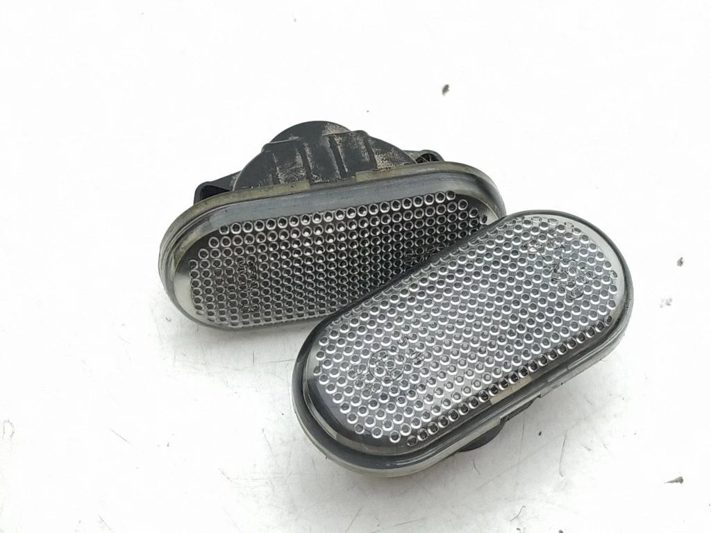 Front fender indicator light 18271710