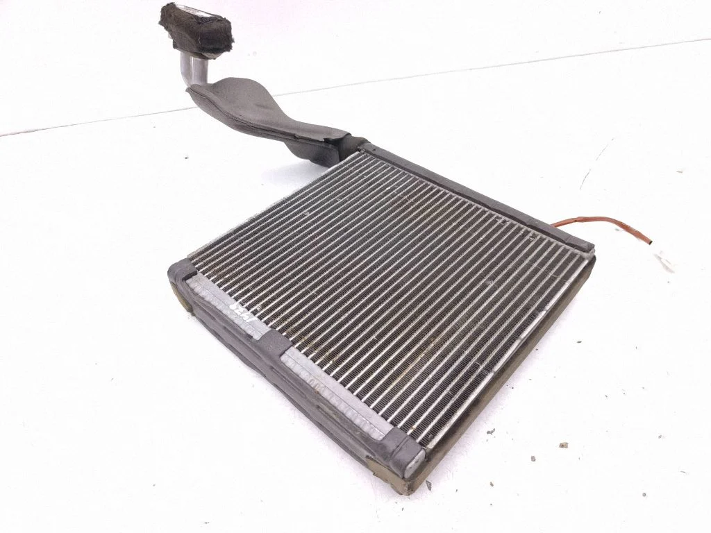 Gaisa kondicioniera radiators (salonā)