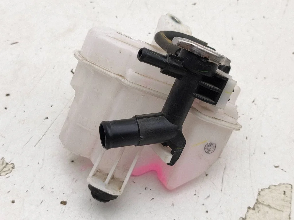 Coolant expansion tank/reservoir